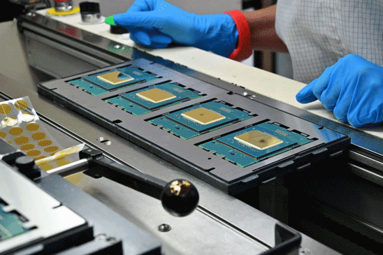 ダイ周辺をエポキシ樹脂で覆った有機樹脂基板 / Intel