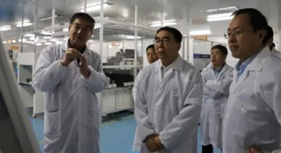 EUV露光研究者（写真左）から開発したEUV露光装置の説明を受ける中国科学院前院長の白春礼氏(写真中央)　（出所：国立長春光学精密機械物理研究所、2023年4月13日）