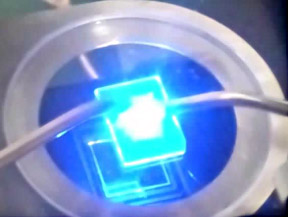 0.3mm LED sample device on a 1cm-square GaN substrate. Input current: about 200mA��Wavelength: 450nm