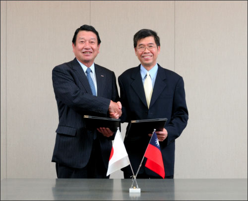 NTTドコモの山田隆持社長（左）とメディアテックのCEO蔡明介氏（右）