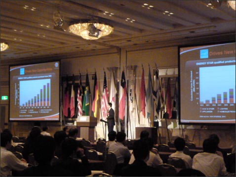 ISSM2010の講演に熱心に聞き入っている
