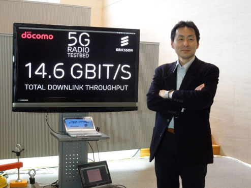 図1 NTTドコモは5Gの目標性能である10Gbpsを2016年にすでに実験で得ている 右側は同社執行役員で5Gイノベーション推進室長の中村武宏氏 筆者撮影