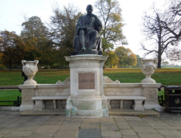 図　天然痘ワクチンを開発したジェンナーの銅像（本文とは直接関係ありません）　出典：ロンドン市内ハイドパークにて筆者撮影