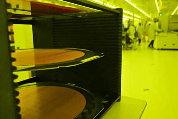 図1　ダイシングテープで接着保持されたシリコンウェーハ　出典：Intel