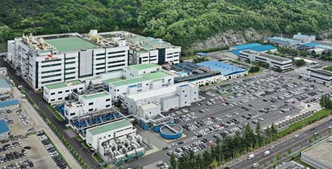 図1　韓国唯一の300mmシリコンウェーハメーカーSK Siltronの本社工場　（韓国慶尚北道亀尾市）　出典：SK Siltron ウェブサイト