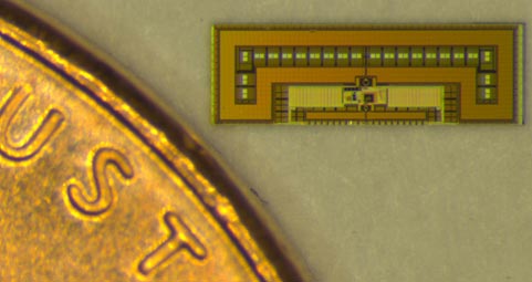 図2　ボンディングパッドのないチップ　電波を受けて電波を出して動く　出典： 2014 Symposium on VLSI Circuits 論文番号C7-1、UC Berkeley and Stanford University
