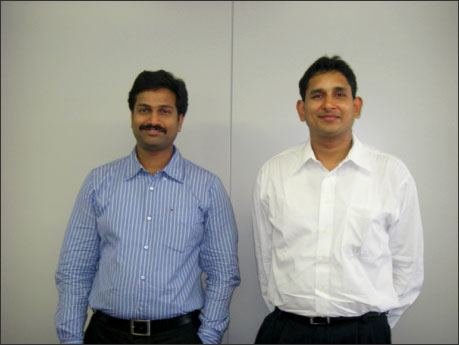図1 SiCon社ビジネス開発マネージャーのNaveen Chava氏(左)と、オペレーションディレクタのSrikar Vempati氏(右)