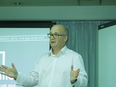 図1 Imagination Technologies PowerVR 担当DirectorのChris Longstaff氏