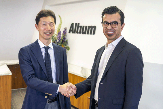 ルネサスCEOの柴田英利氏(左)、Altium CEOのAram Mirkazemi氏(右) / ルネサスエレクトロニクス