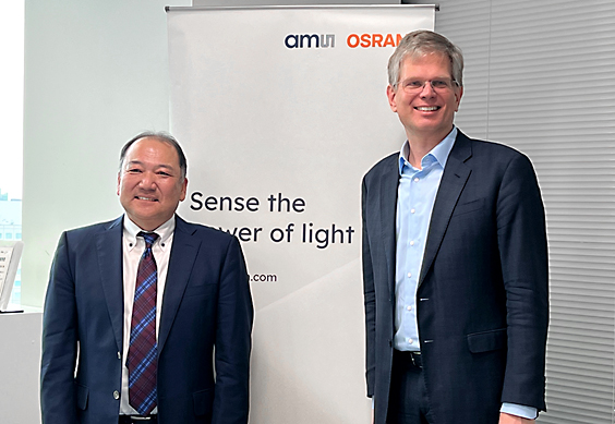 ams OSRAMジャパン 針田靖久代表取締役社長とams OSRAM Aldo Kamper CEOが並んで立っている