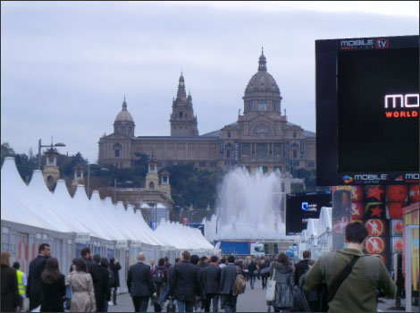 図 Mobile World Congress2011の正門をくぐり会場へ向かう