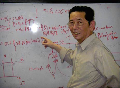 図1　電気通信大学の早川正士教授