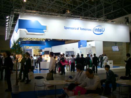 図1 Sponsors of Tomorrowと書かれたIntelブース