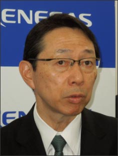 図1 記者会見するルネサスの赤尾社長
