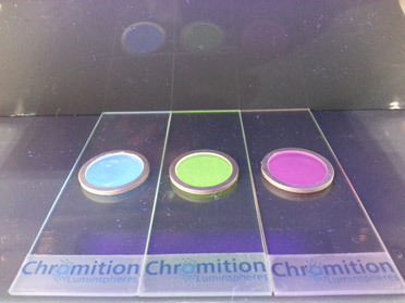 図3　蛍光ポリマー材料を塗り、紫外光をあてたもの　出典：Chromition