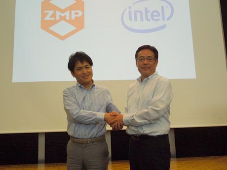 図1　ZMP代表取締役の谷口恒氏（左）とインテル取締役副社長の宗像義恵氏（右）