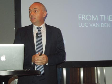 図1 ITF 2015で講演するIMEC CEOのLuc Van den Hove氏