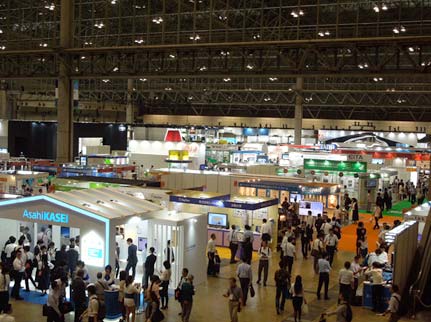 図1 幕張メッセのCEATEC会場の一コマ 撮影:津田建二