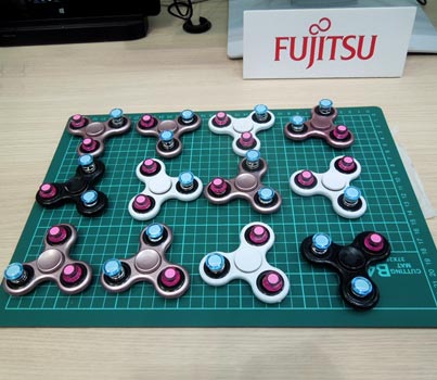 図1 量子アニーリングのイジングモデルを磁石のS(赤)、N(緑)で表現した富士通のデモ