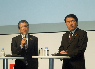 図1　KDDI取締役執行役員常務の森敬一氏（右）と東芝執行役専務の錦織弘信氏（左）