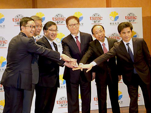 図1 東京大学とTSMCが国際提携 左側3名が東大、右側3名がTSMC