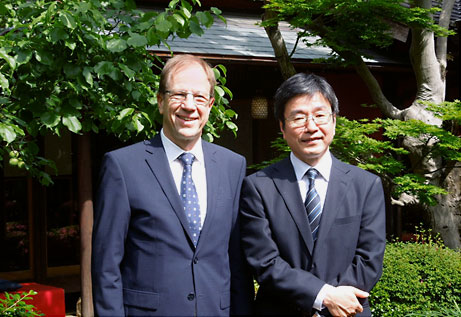 図1　Infineon Technologies CEOのReinhard Ploss氏と日本法人代表取締役社長の川崎郁也氏