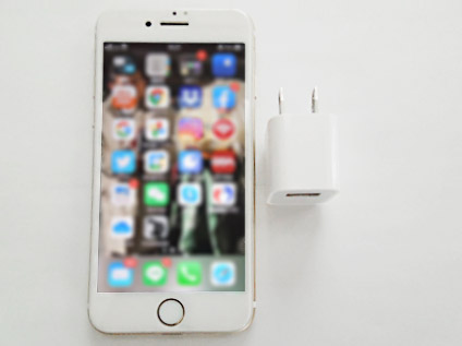 iPhone 7とApple 5W USB電源アダプタ