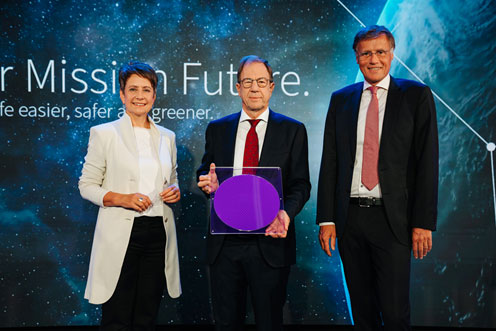 300mmϤˤInfineon ط Infineon Technologies AustriaҤCEOǤSabine HerlitschkaᡢInfineon Technologies CEOReinhard PlossᡢCOOJochen Hanebeck