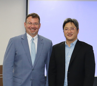 図1　SiFive JapanのSam Rogan社長（左）とSiFiveコーポレートマーケティングCXのビジネス開発担当のシニアVPのJack Kang氏（右）