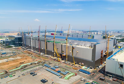 図1　韓国平沢地区に建設中の3D-NANDフラッシュ専用工場　出典：Samsung Press release