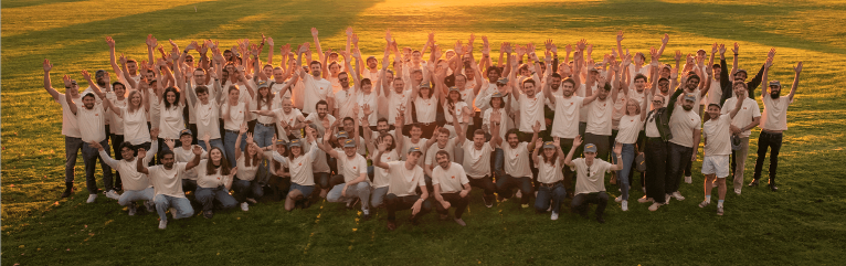 図1 フランスMistral AIの社員たち 出典:Mistral AIホームページから