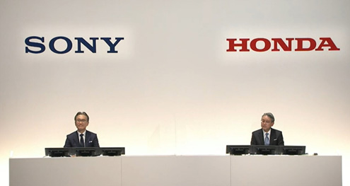 図1 ソニーとホンダの両社長による共同記者会見 出典:ソニー、ホンダの会見場でのスクリーンショットから