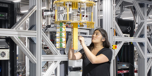 図1　IBMのポキプシー工場　量子コンピュータを実装している写真のようだ　出典：IBM