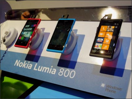 図2　ノキアのスマホWindows Phone Lumia 800