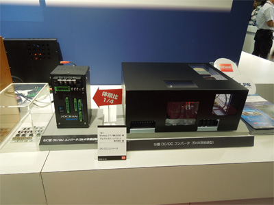 図3　ロームが展示したSiCパワーMOSFETを使ったインバータ(左の箱)　従来のSi IGBTを使ったインバータ(右の箱)の1/4の大きさ
