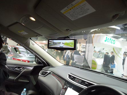 図1　日産自動車が「人とクルマのテクノロジー展2014」で展示した液晶バックミラー