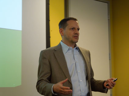 図1 Applied Micro社マーケティング担当VPのJohn Williams氏 EuroAsia 2015にて