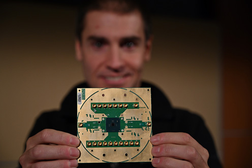 図1 Intelが開発した量子コンピュータ制御チップ 出典:Intel Corp.