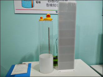図1 液面計への応用 ビーカーの外側に検出用配線を5本置き水面上昇を静電容量の変化として捉える
撮影協力:サン電子とACT-LSI
