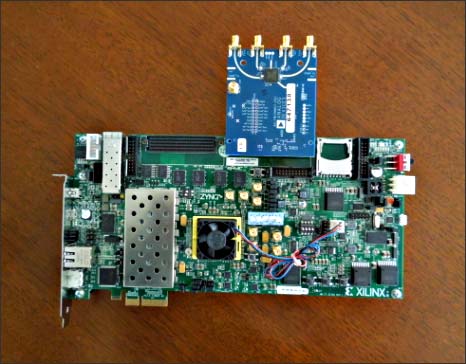 図3　ADIのRFトランシーバ開発キットのFMCカード(青いボード)とFPGA（ファンの下）プログラムボード（緑色のマザーボード）