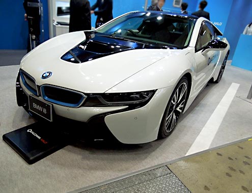 図6　BMWの電気自動車i8にワイヤレス充電器を搭載　床に置かれた四角い黒いプレートが電力を送る送信コイルである。