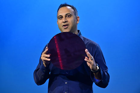図1 Intelのデータセンタ部門トップのNavin Shenoy氏が持つXeonプロセッサのウェーハ 出典:Intel Corp.