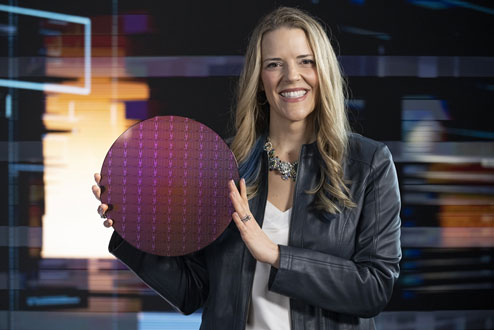 図1 Intelが開発した第3世代のXeonスケーラブルプロセッサとXeon VPのLisa Spelman氏
