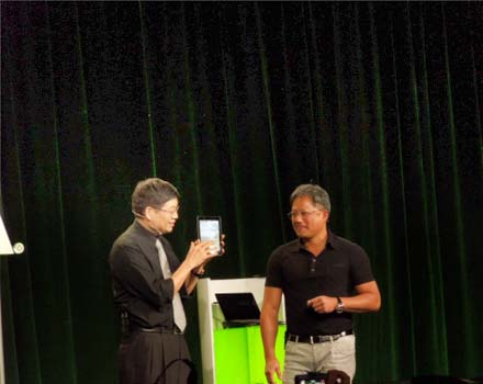 図6　nVIdiaのJen-Hsun Hwaung CEO(右)とASUSTEKのJerry Shen CEO(左)
