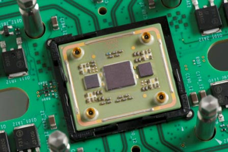図1 カギとなった130nm SiGeバイCMOS技術とMCM、熱設計 出典:Tektronix