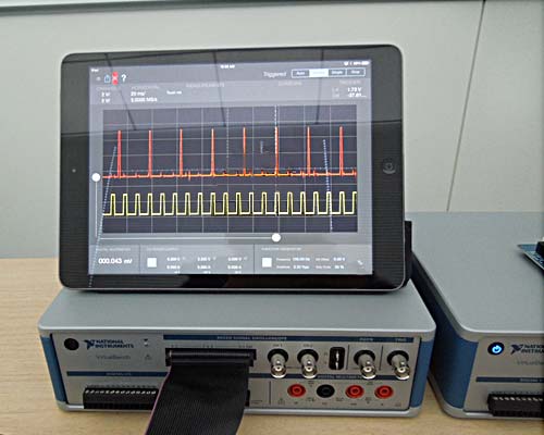 図1　iPadで電圧出力波形を観測する、日本NIの新しい測定器（下の箱のみ）