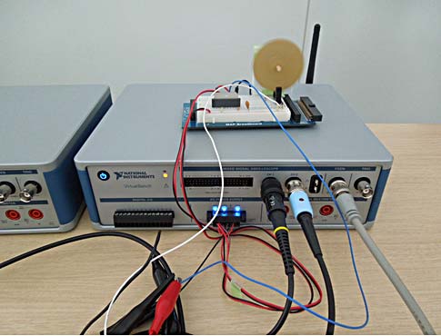 図2　デモ用電子回路に電源を供給しパルス波形を図1のiPadで観測する
