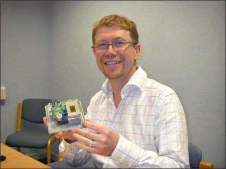 図1 IRセンサの評価キットを手にするPyreos社CEOのJeffrey Wright氏