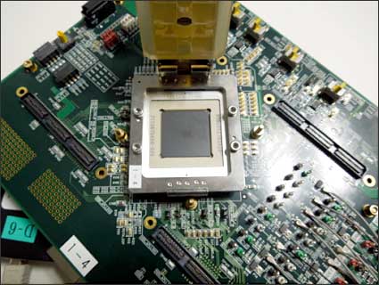 図1 3D ICをソケットに入れ、100GB/sの高速信号を確認