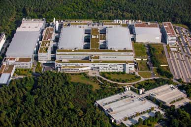 図1　 Infineonのドレスデン工場　左の建物が300mm、右の二つとその半分の大きさの建物が200mmライン　出典：Infineon Technologies